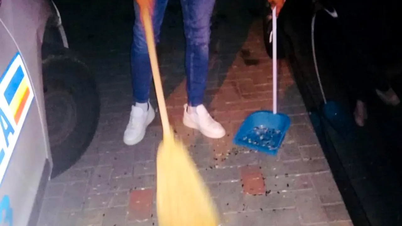 PEDEAPSĂ. Mai mulți „băieți de cartier” au fost obligați să strângă cojile de semințe pe care le-au făcut pe stradă / FOTO