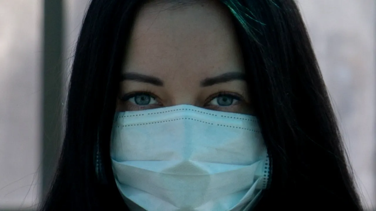 MITUL MĂȘTILOR „MIRACULOASE”, spulberat de OMS: „Nu avem un răspuns universal... Ar trebui purtate doar de medici, mai ales acum!”