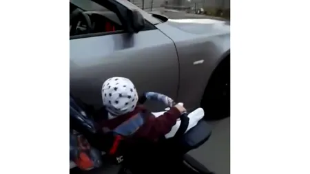 Tatăl unui BEBELUȘ, filmat când PLIMBĂ copilul în cărucior, pe lângă mașina pe care o conduce