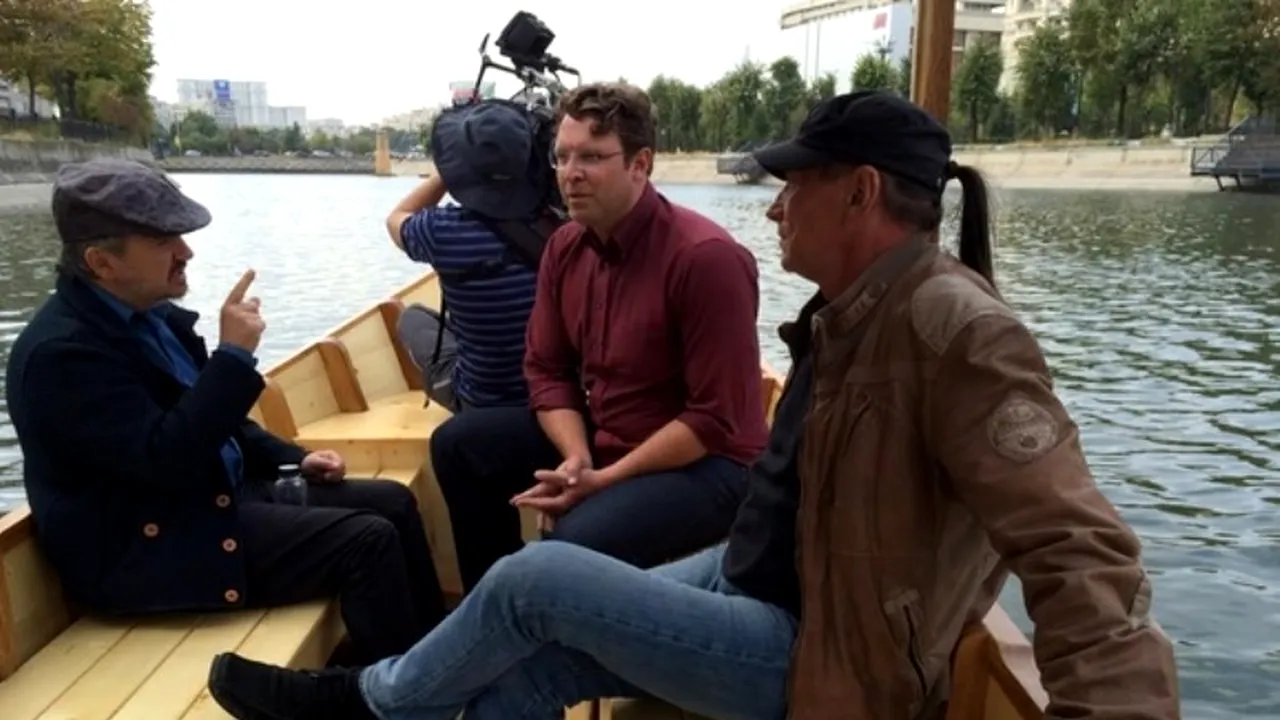 Un jurnalist National Geographic filmează un documentar despre țara noastră. 