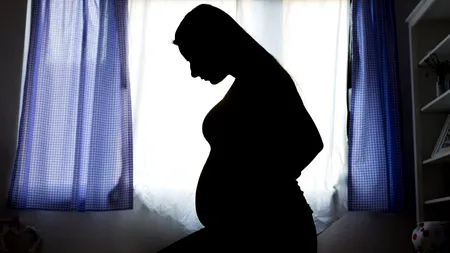 Un bebeluș a murit după ce mama lui l-a născut în baie: „Nu știam că sunt însărcinată