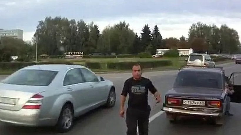 VIDEO: Cum îi pedepsește un șofer de autobuz din Rusia pe colegii de trafic 