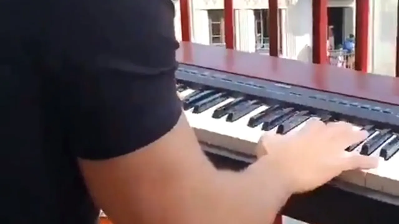 „My Heart Will Go On”, de la balcoanele spaniole: Un panist și un saxofonist au făcut un duet de excepție! - VIDEO