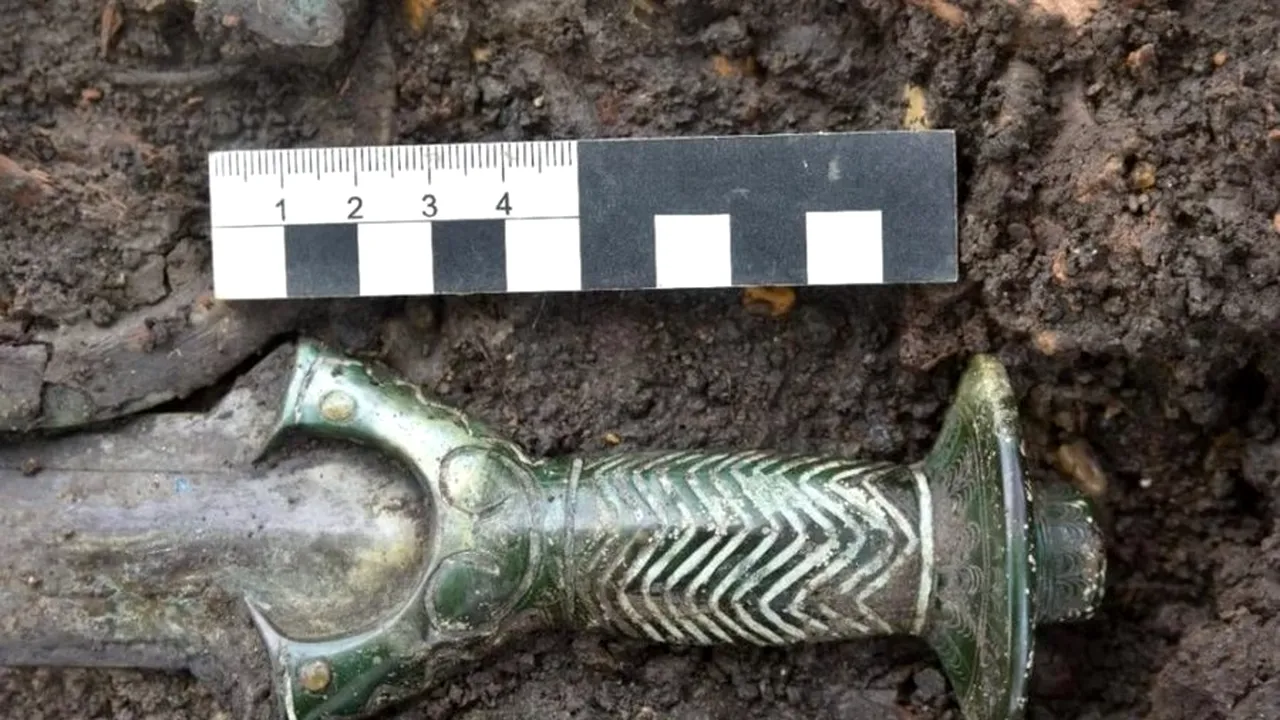 Arheologii au descoperit o sabie veche de peste 3.000 de ani PERFECT conservată: „Încă strălucește!”