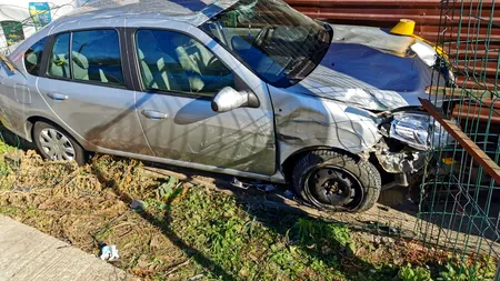 Două mașini s-au ciocnit pe un drum din Teleorman după ce unul dintre șoferi l-a depășit pe celălalt, care vira la stânga. Impactul a fost surprins de camerele de supraveghere (VIDEO)