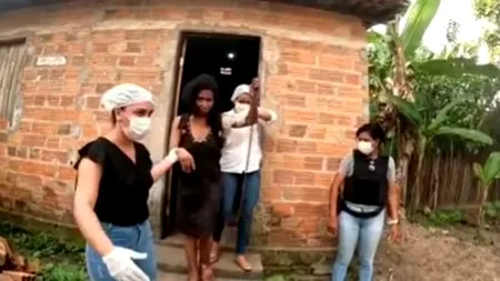 Femeie ținută în CUȘCĂ, în condiții mizere, salvată de polițiști. Era captivă de 20 de ani