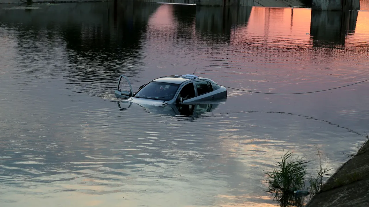 O șoferiță a căzut cu mașina în râul Dâmbovița
