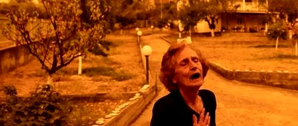 Imaginea unei bunici cu ochii în lacrimi în mijlocul incendiilor din Grecia, fotografie virală pe reţelele sociale