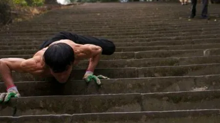 Un bărbat are o formă fizică de INVIDIAT, la 70 de ani. Arată mult mai tânăr datorită unor antrenamente neobișnuite