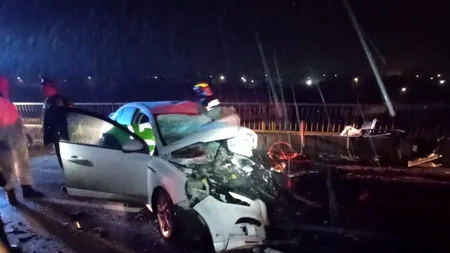 Accident grav în Sibiu. Un autoturism s-a făcut bucăţi după ce a lovit un camion