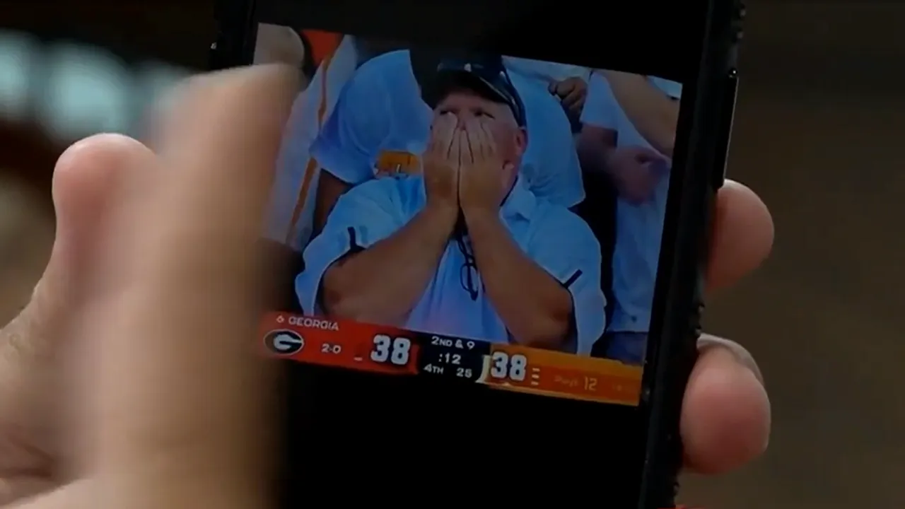 Un suporter surprins de camerele video pe un stadion, în timpul unui meci, s-a ferit să fie filmat. Ce SECRET ascundea bărbatul