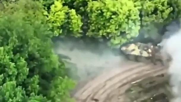 O filmare în care voluntari britanici și americani în Ucraina au prins în ambuscadă un transportor blindat rusesc, virală pe rețelele de socializare (VIDEO)