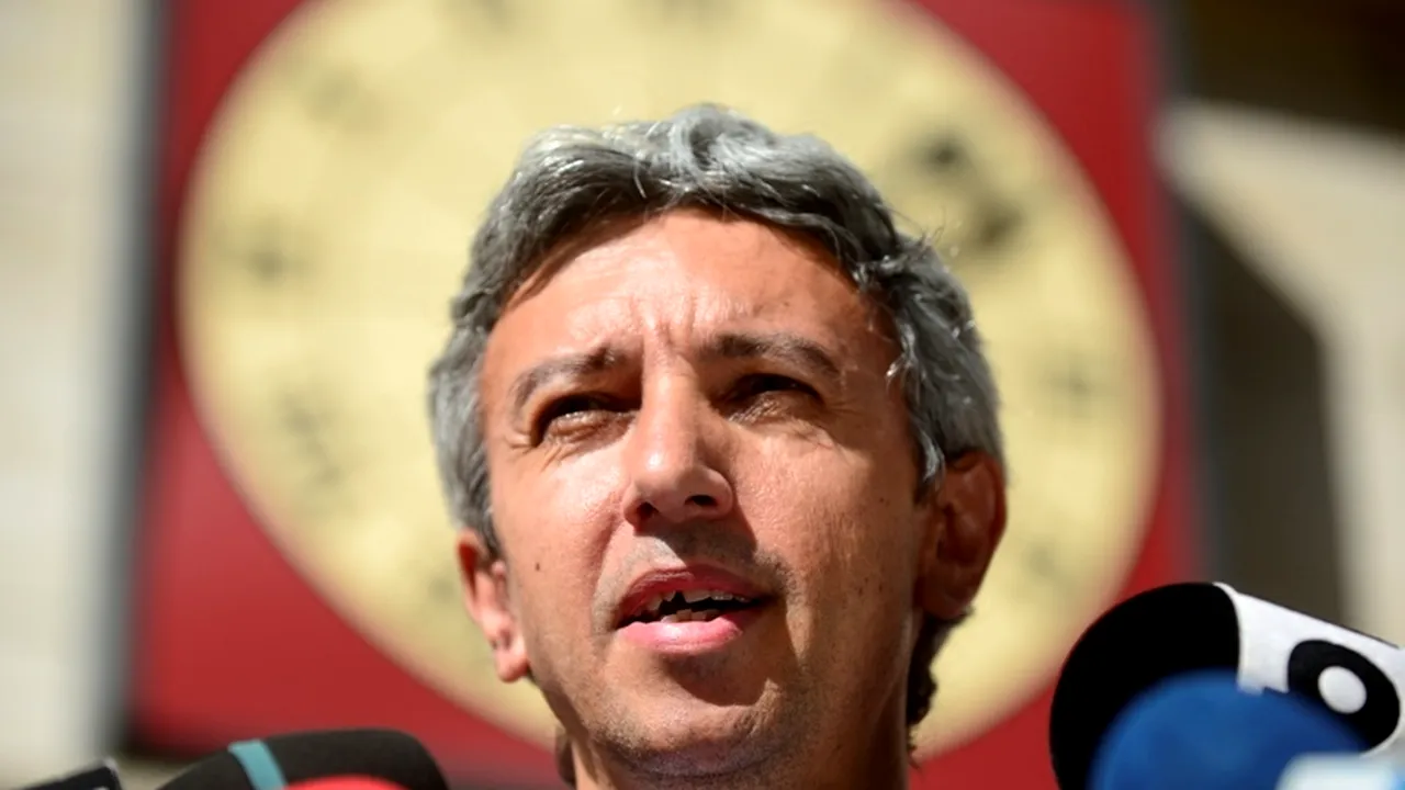 Vehiculul cu care Dan Diaconescu speră să ajungă la europarlamentare. Cum arată ''ddmobilul''. FOTO