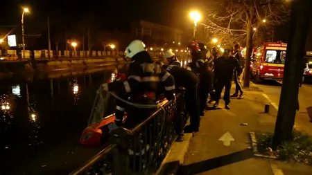 O mașină a căzut în Dâmbovița în centrul Bucureștiului. Cum a reușit șoferul să-și salveze viața 
