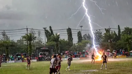 Tragedie pe un teren de fotbal din Thailanda. Un fotbalist a decedat după ce a fost lovit de fulger în timpul meciului