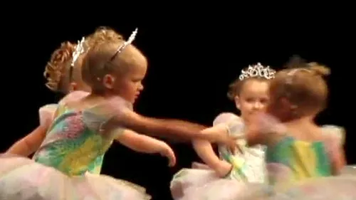 VIDEO. Bătaie între două balerine pe scenă