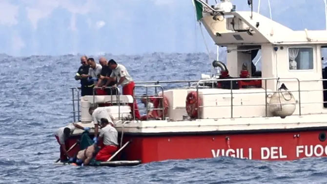 Un scafandru a MURIT în timpul operațiunilor preliminare de recuperare a superiahtului magnatului Mike Lynch