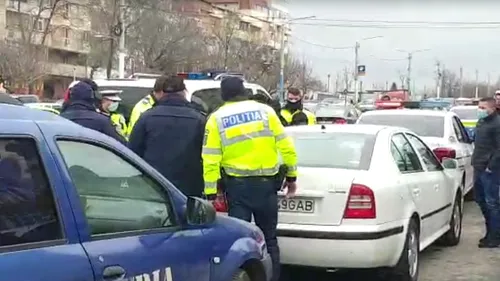 VIDEO | Scene ca în filme pe străzile Craiovei. Un mascat sparge geamul mașinii cu arma ca să scoată un fugar