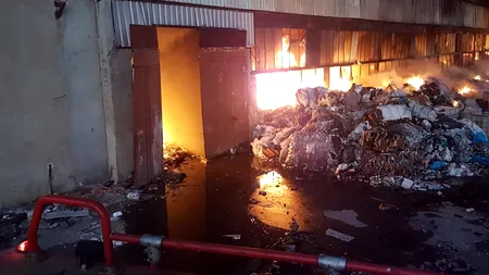 INCENDIU la un depozit de materiale textile din Ploiești. AU ARS 5.000 de tone de mase plastice și alte deșeuri

