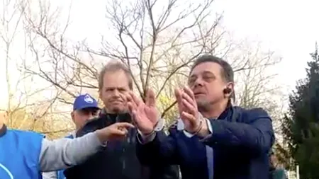 Un sindicalist protestează cu CĂTUȘE la greva de la Electrolux. Angajații au RESPINS oferta companiei - VIDEO