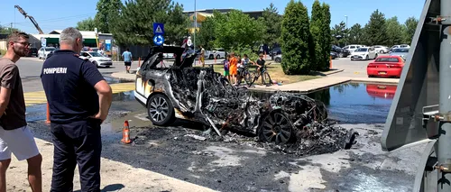 O mașină de lux a ars în totalitate într-un complex rezidențial din Ilfov | VIDEO