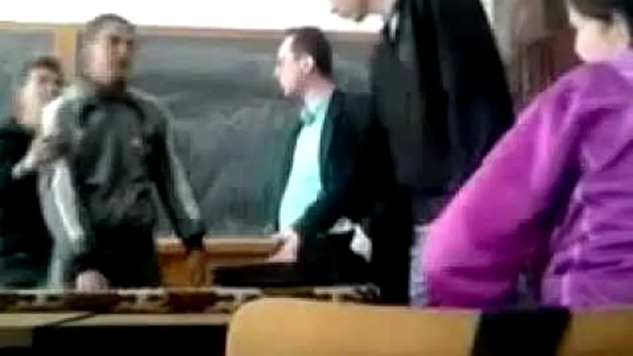 Proiect de lege: profesorii ar putea beneficia de protecție. ''E plin internetul de filme cu elevi care-i înjură''