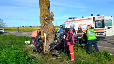Sfârșit tragic după accidentul de la Amzacea. Tânăra de 21 de ani care a intrat cu mașina în pom a murit