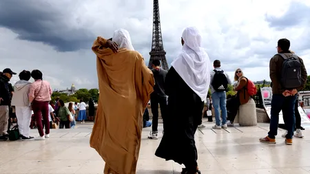 Franța interzice ABAYA în școlile publice. Măsura, lăudată și criticată în același timp