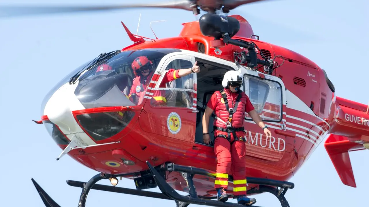 COINCIDENȚĂ. Un asistent medical de pe un elicopter SMURD a trăit un adevărat șoc! A fost chemat pentru o intervenție, dar când a ajuns la fața locului a rămas fără cuvinte: „Îl ținea de mână și îl încuraja mereu!”