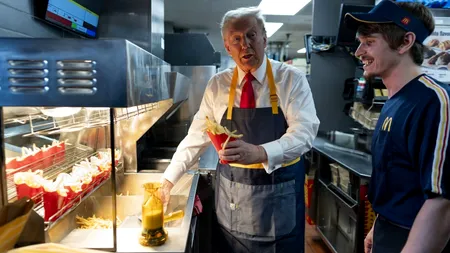 Donald Trump „s-a angajat” la McDonald’s. A preluat comenzi și a preparat cartofi prăjiți: „E nevoie de multă pricepere pentru a face rapid și bine”