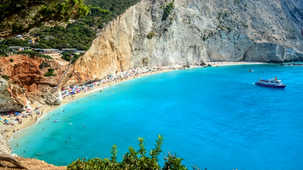 Vacanță de coșmar pentru o româncă! Ce a putut să pățească femeia cazată la un resort din Grecia