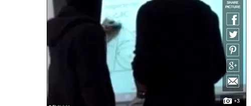 Reacția unui „gangster, după ce profesorul său a scris cu albastru pe tablă