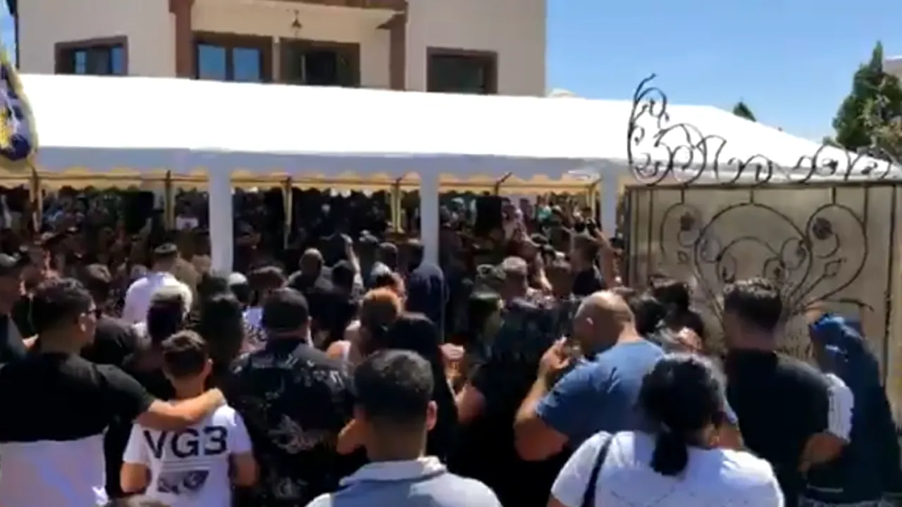 Au fost date 30 de sancțiuni, în valoare de 14.000 de lei. “Una din amenzi a fost aplicată organizatorului”/ „Pelerinaj” la priveghiul lui Emi Pian. IMAGINI de la fața locului