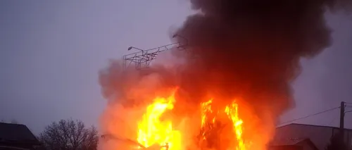 FOTO-VIDEO: A ars ca o torță. Un camion care transporta carne a luat foc în Prahova. Ce s-a întâmplat cu șoferul și pasagerul autoutilitarei / Traficul este blocat
