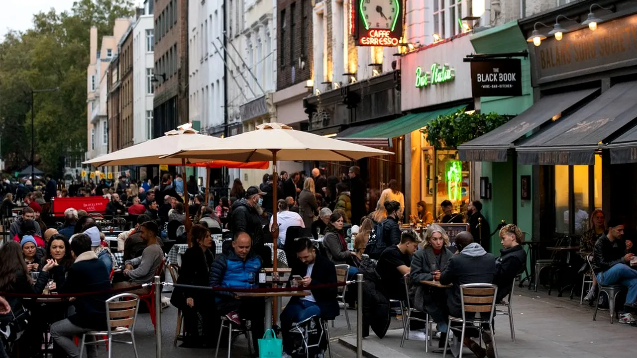 Cum au sărbătorit britanicii ieșirea din carantină. Barurile, luate cu asalt, cozi kilometrice la magazinele de haine! (VIDEO)