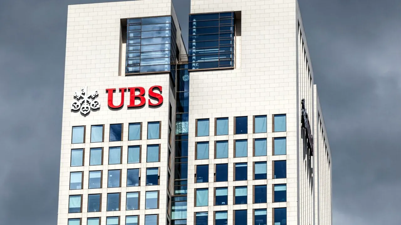 BLOOMBERG: UBS reduce sute de posturi în ELVEȚIA, în contextul integrării fostului rival Credit Suisse