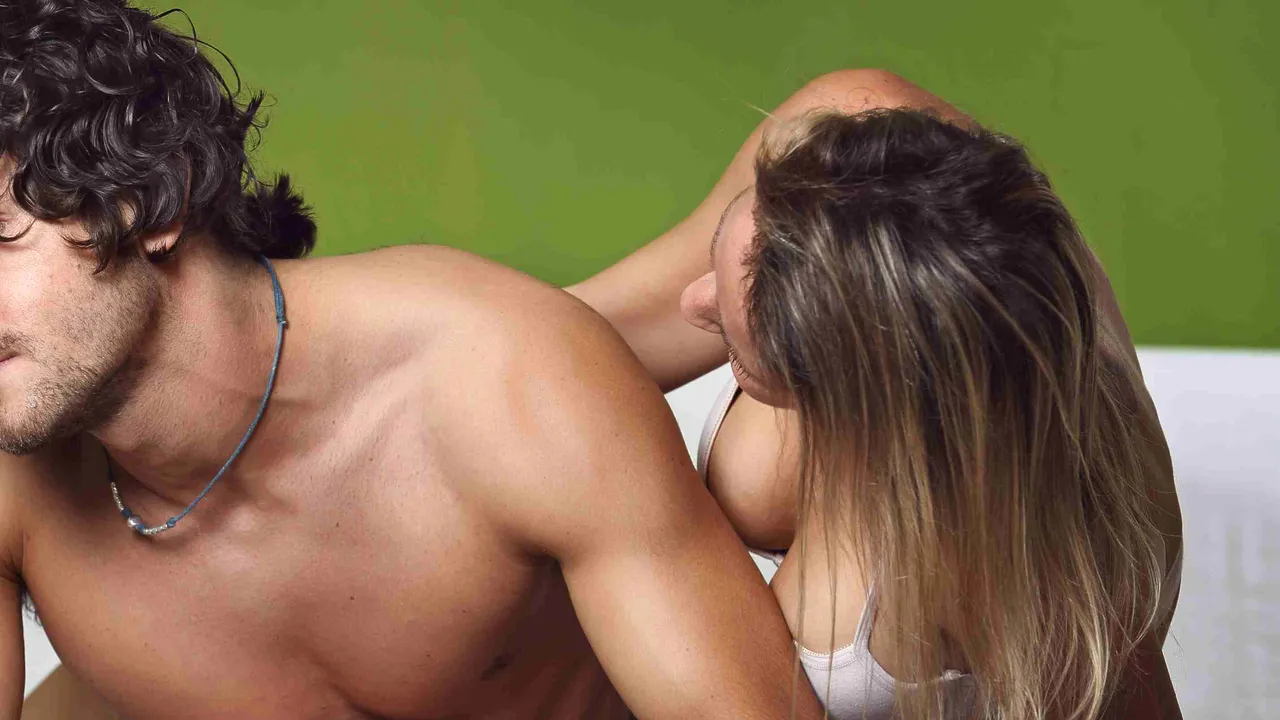 Ce a pățit un tânăr în timp ce încerca să-i facă o surpriză iubitei lui: „Am băut și mi s-a rupt filmul. Colega ei mă amenință că îi va arăta înregistrarea dacă nu mă despart de ea