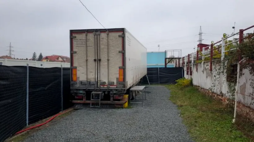 Imagini tulburătoare la Timișoara: morgă în camion frigorific pe stadion pentru pacienții decedați de COVID-19 (VIDEO)