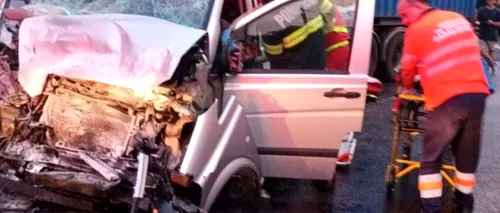 Trei adulti și doi copii au fost răniți pe DN6, în județul Caraș-Severin, după ce mașina în care se aflau a lovit un camion