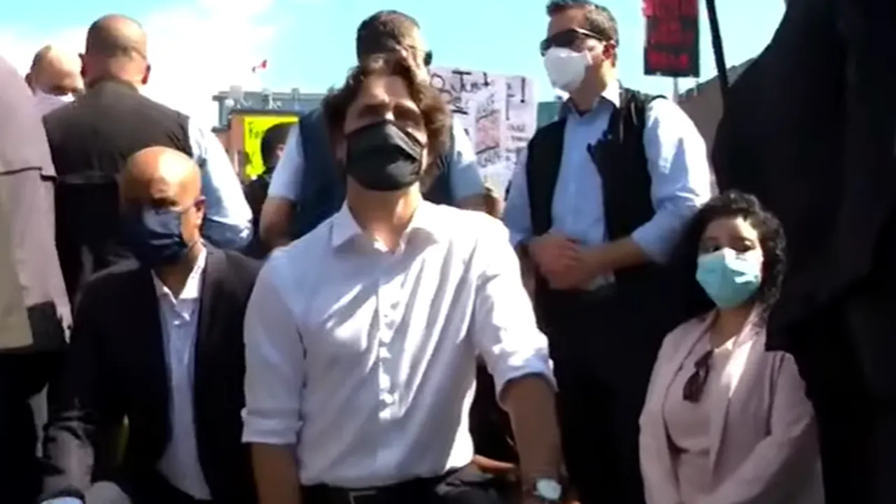 GEST EMOȚIONANT. Premierul Canadei, Justin Trudeau, în genunchi la o manifestaţie împotriva rasismului desfășurată în Ottawa (VIDEO)
