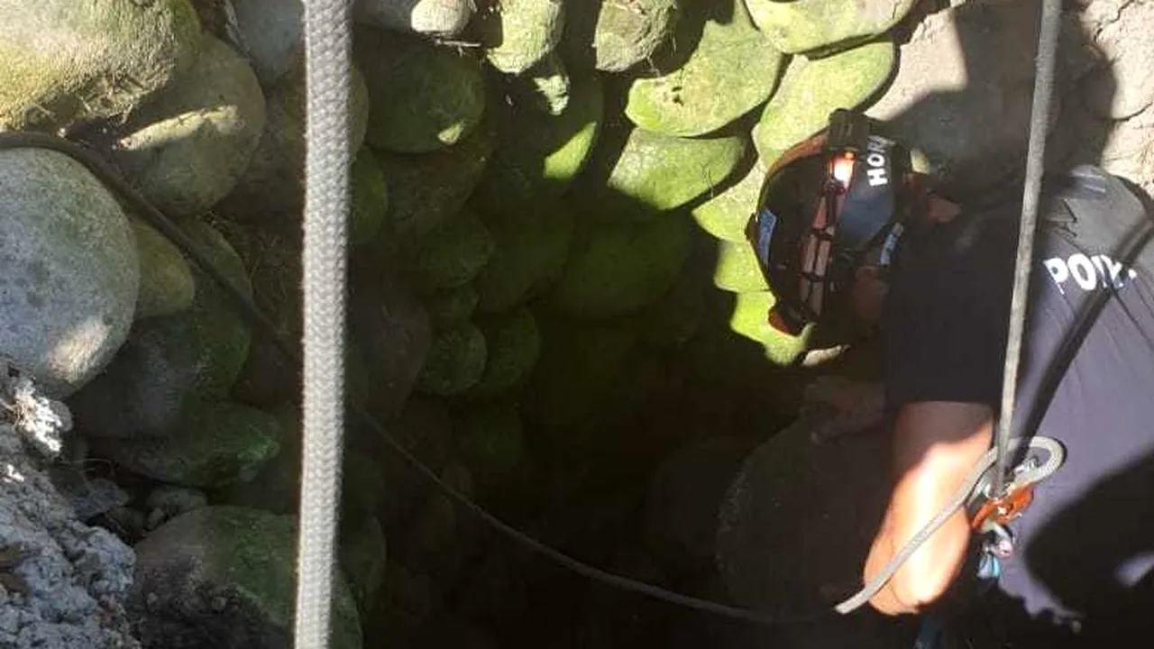 Bărbat din Hunedoara prins sub pietriș într-o fântână de nouă metri