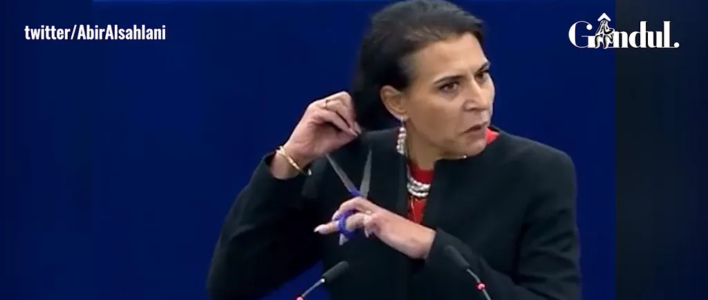 O eurodeputată suedeză și-a tăiat părul în timpul unui discurs din Parlamentul European. Gestul, în semn de solidaritate cu femeile din Iran | VIDEO