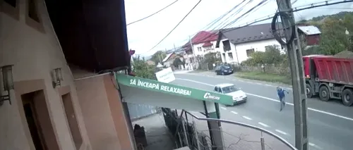 VIDEO. Un bărbat a fost lovit mortal de o mașină pe un drum din județul Argeș. Acesta nu s-a asigurat când a traversat strada