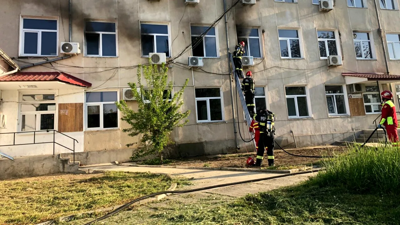 A ars sediul DSVSA din Pitești/Echipaj CBRN chemat la fața locului
