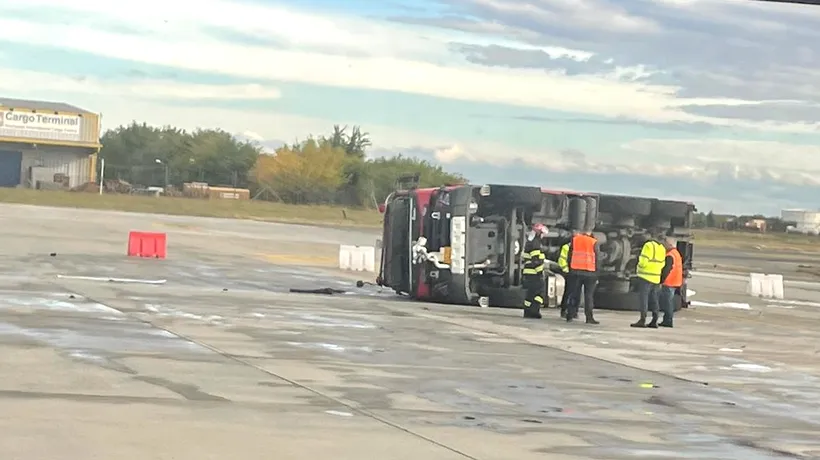 UPDATE - FOTO - O mașină de pompieri s-a răsturnat pe platforma Aeroportului Otopeni / Nu sunt persoane rănite