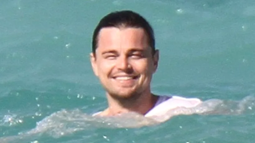 Leonardo Di Caprio, surprins de paparazzi înotând în mare alături de o tânără misterioasă