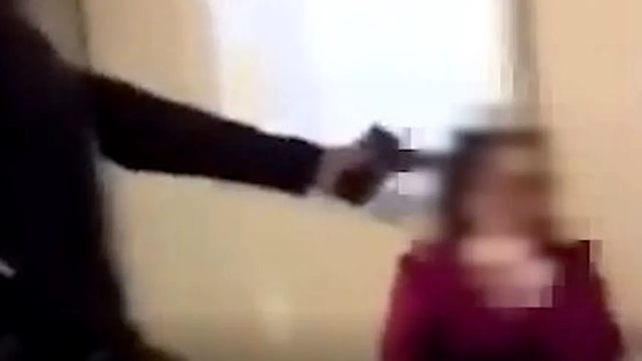 Îi pune PISTOLUL la cap și o amenință cu EXECUȚIA. Clipe de groază pentru o profesoară, într-un liceu parizian. Ce riscă ELEVUL-CĂLĂU