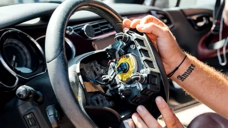 Milioane de mașini fabricate în CHINA au fost rechemate în REPREZENTANȚĂ din cauza airbag-urilor defecte. Producătorul auto este din EUROPA