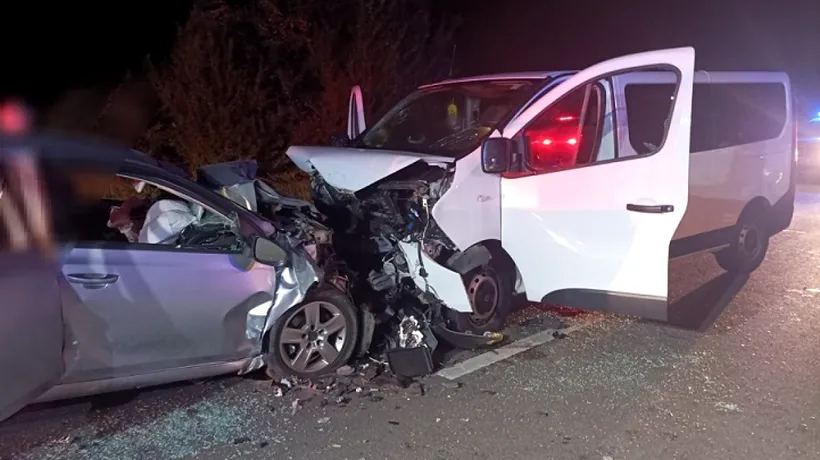 Accident GRAV în Ialomița între un microbuz și un autoturism. Două persoane au MURIT pe loc