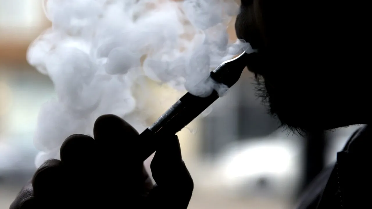 Un bărbat a fost dat jos din avion și amendat pentru că a fumat dintr-o ȚIGARĂ ELECTRONICĂ în timpul decolării